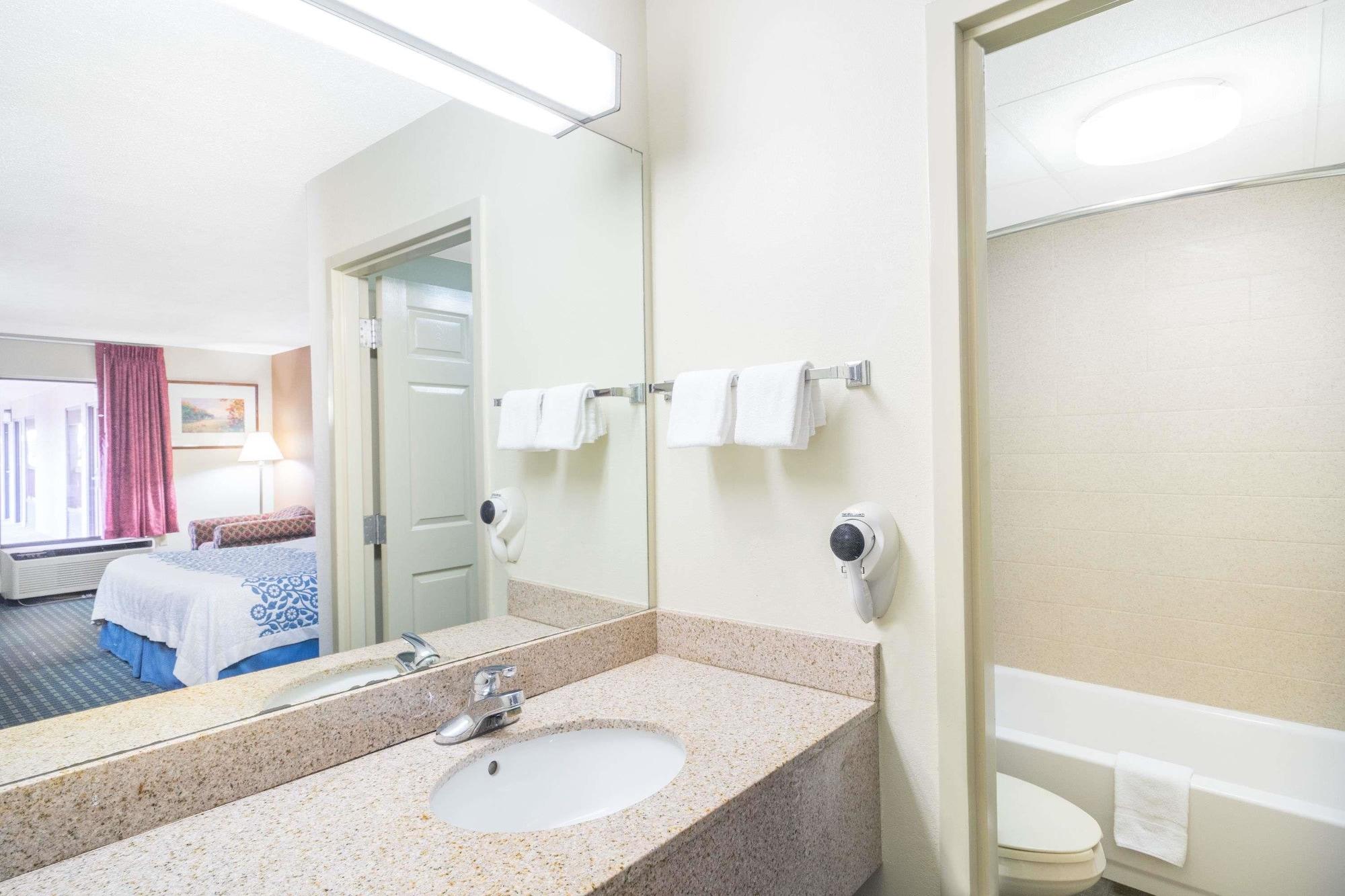 Days Inn By Wyndham Oak Grove/Ft. Campbell Exterior foto