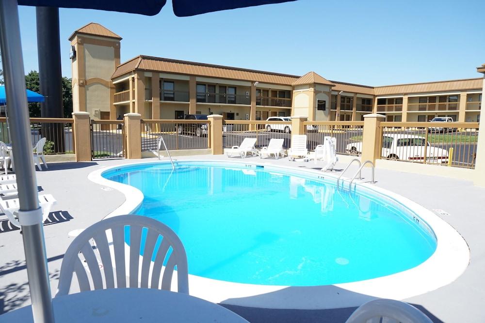 Days Inn By Wyndham Oak Grove/Ft. Campbell Exterior foto