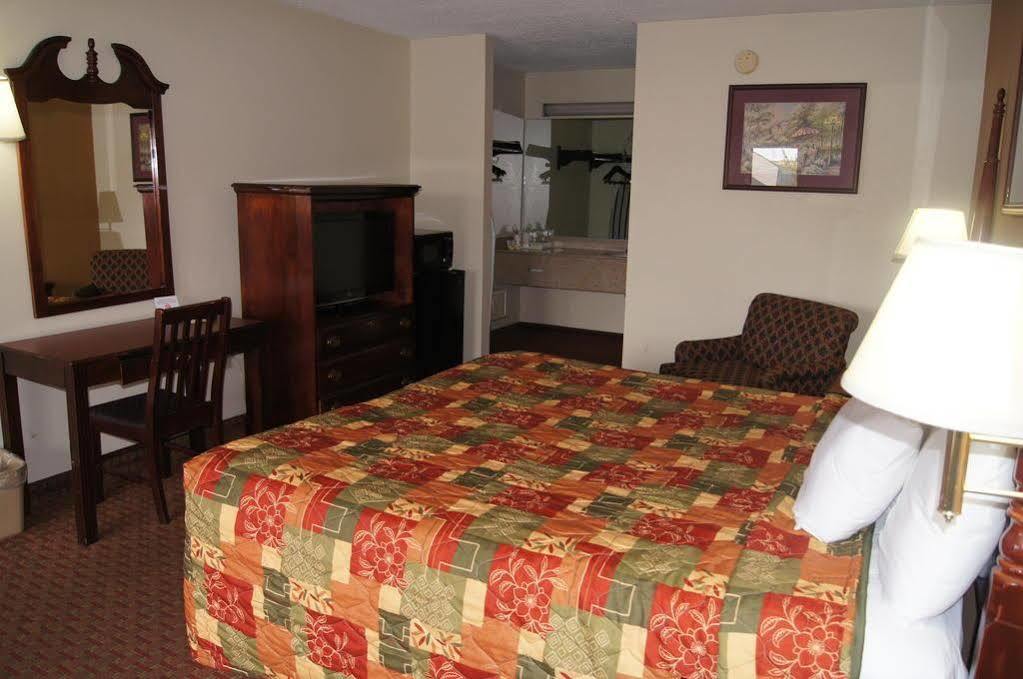 Days Inn By Wyndham Oak Grove/Ft. Campbell Exterior foto
